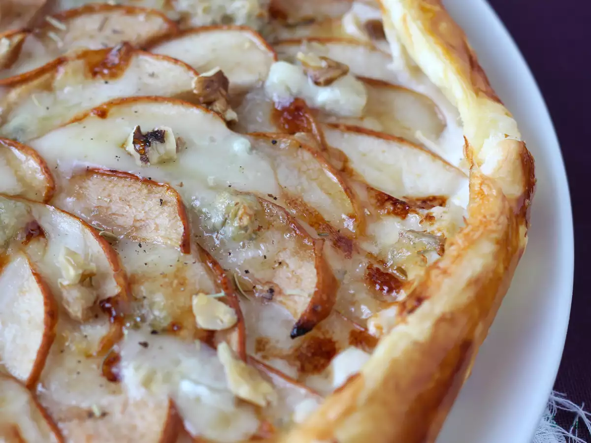Tarta z gruszkami, gorgonzolą i orzechami włoskimi – nieodparte połączenie słodko-słonych smaków - zdjęcie 5