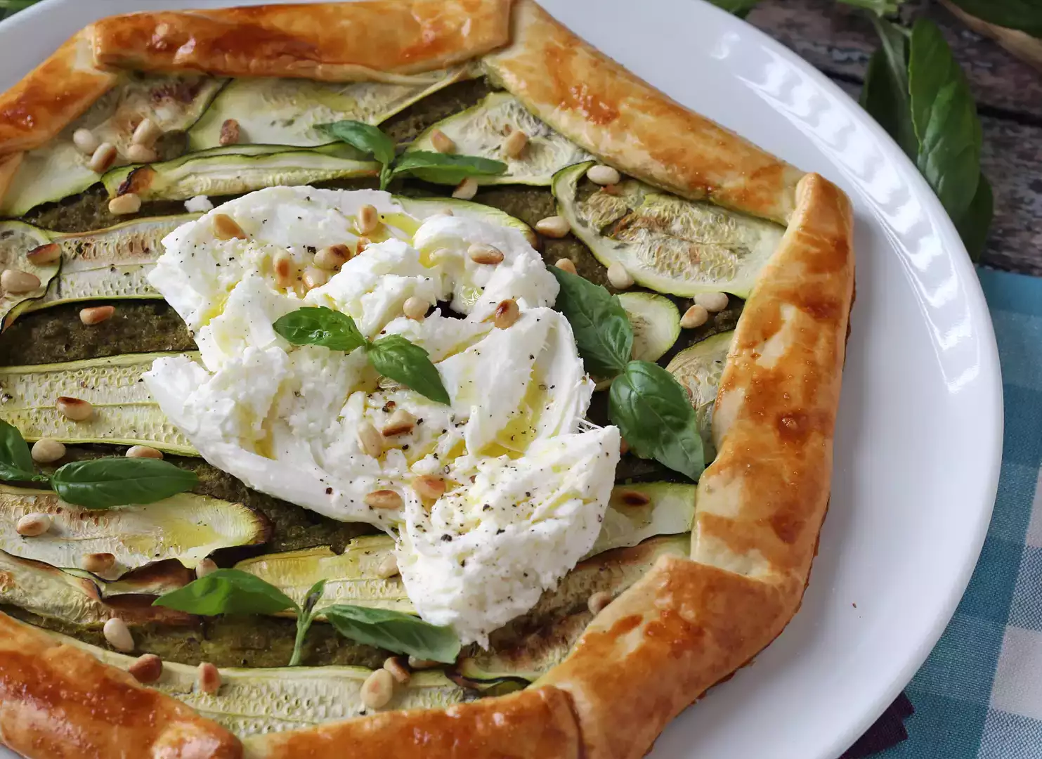 Tarta z pesto i cukinią: prosty przepis, który pachnie latem!