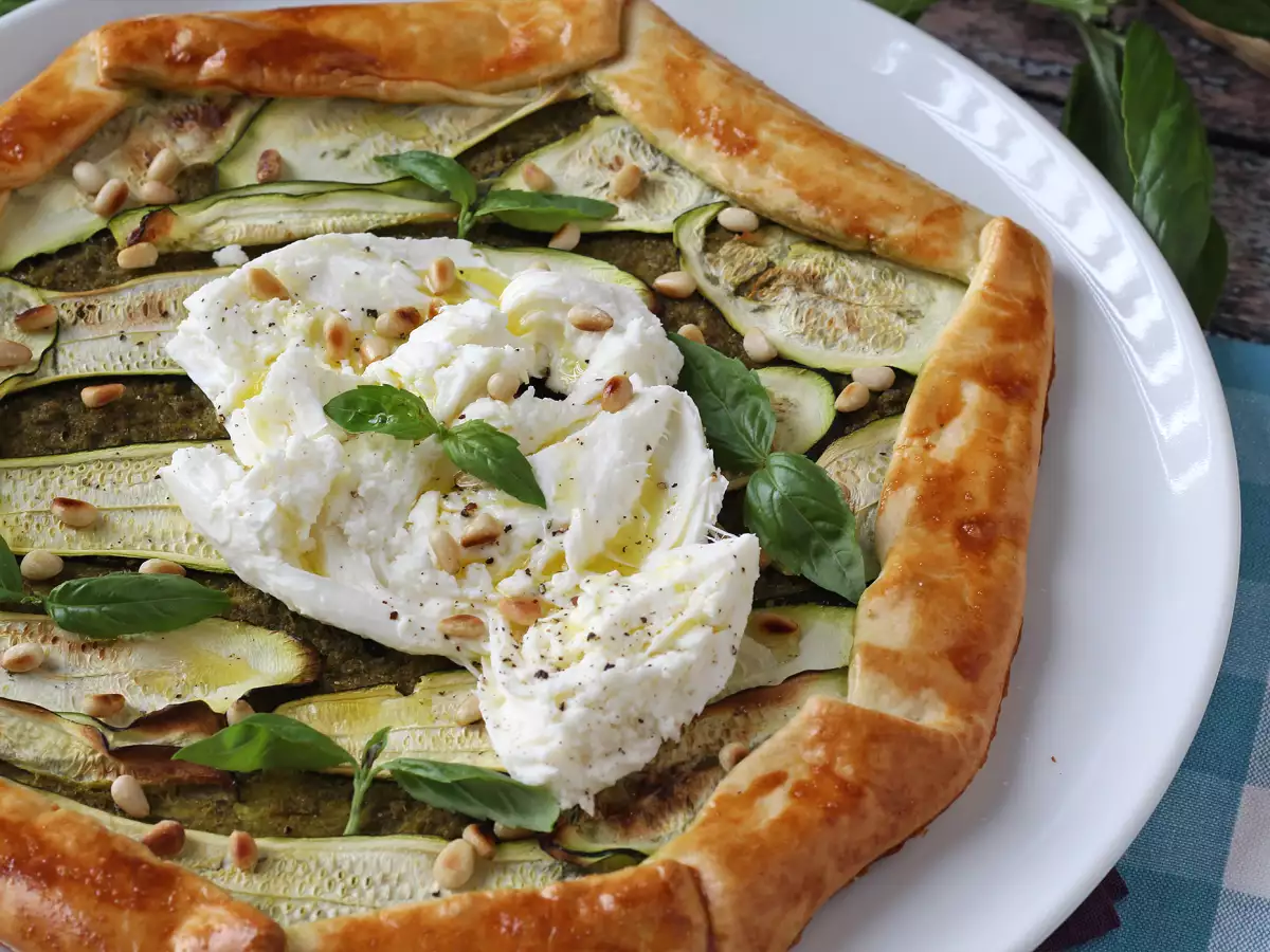 Tarta z pesto i cukinią: prosty przepis, który pachnie latem!