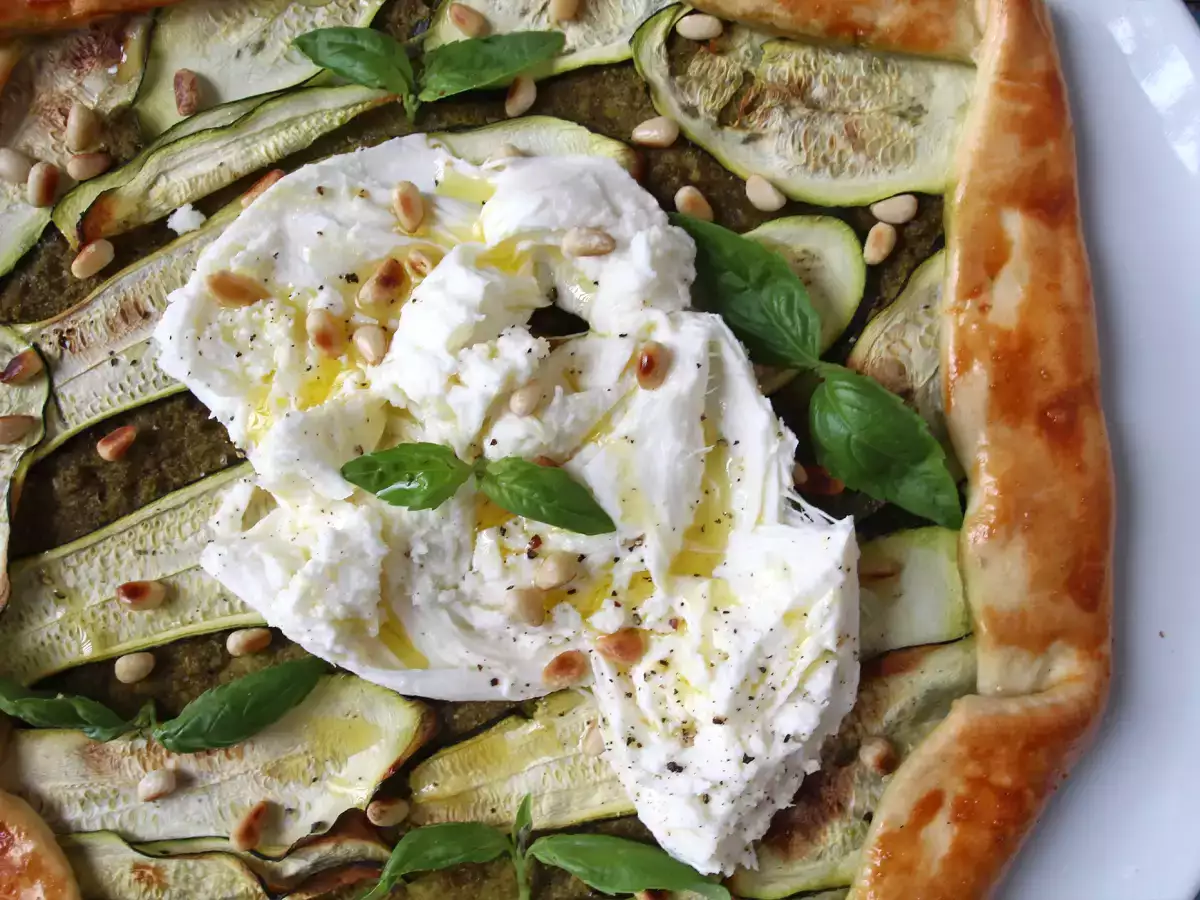 Tarta z pesto i cukinią: prosty przepis, który pachnie latem! - zdjęcie 4