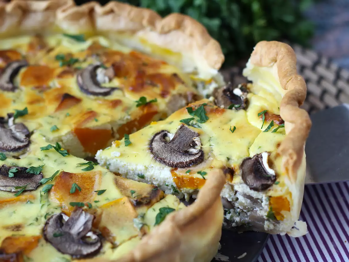 Tarta z pieczarkami i dynią Hokkaido