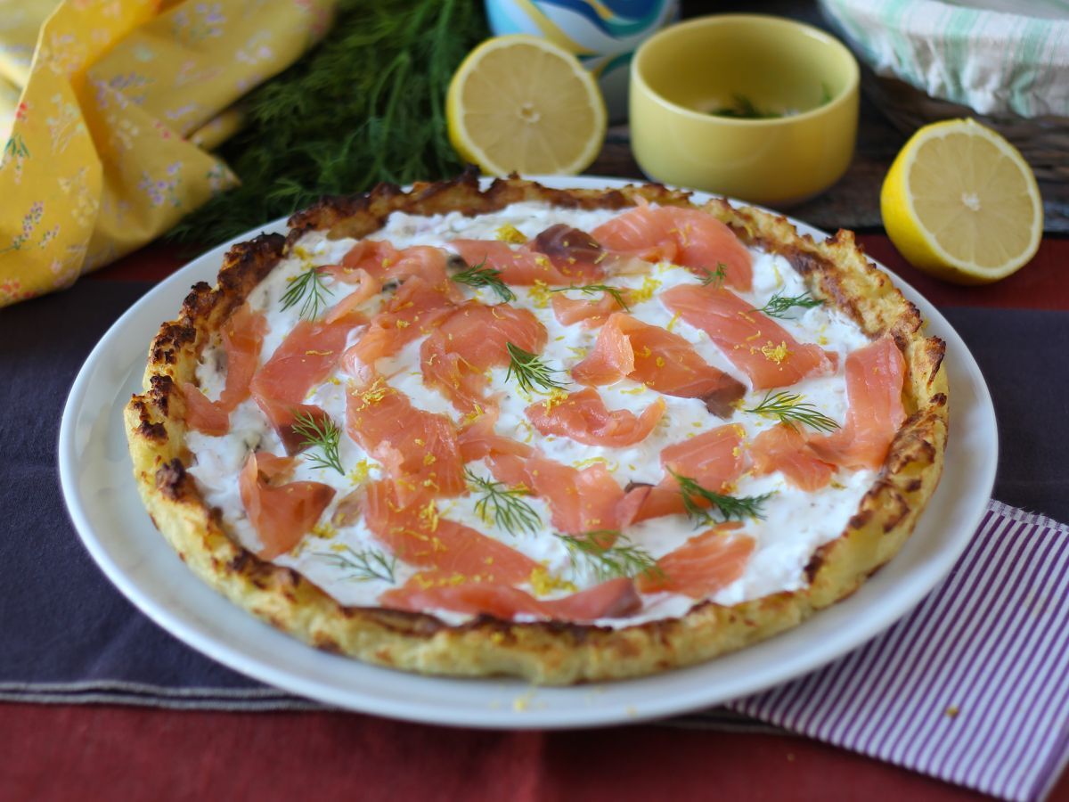 Tarta z wędzonym łososiem na ziemniaczanym spodzie