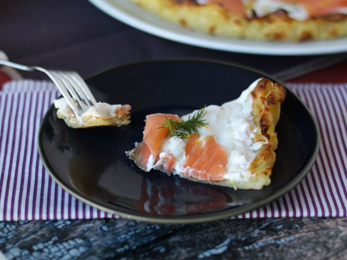 Tarta z wędzonym łososiem na ziemniaczanym spodzie - zdjęcie 2