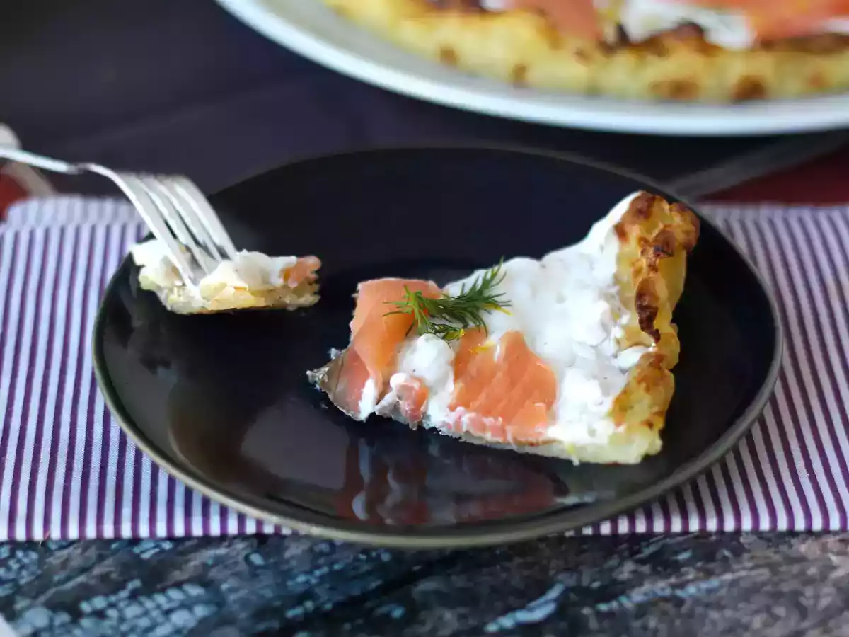 Tarta z wędzonym łososiem na ziemniaczanym spodzie - zdjęcie 2