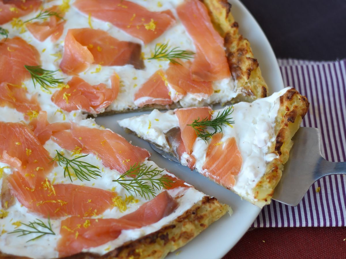 Tarta z wędzonym łososiem na ziemniaczanym spodzie - zdjęcie 3