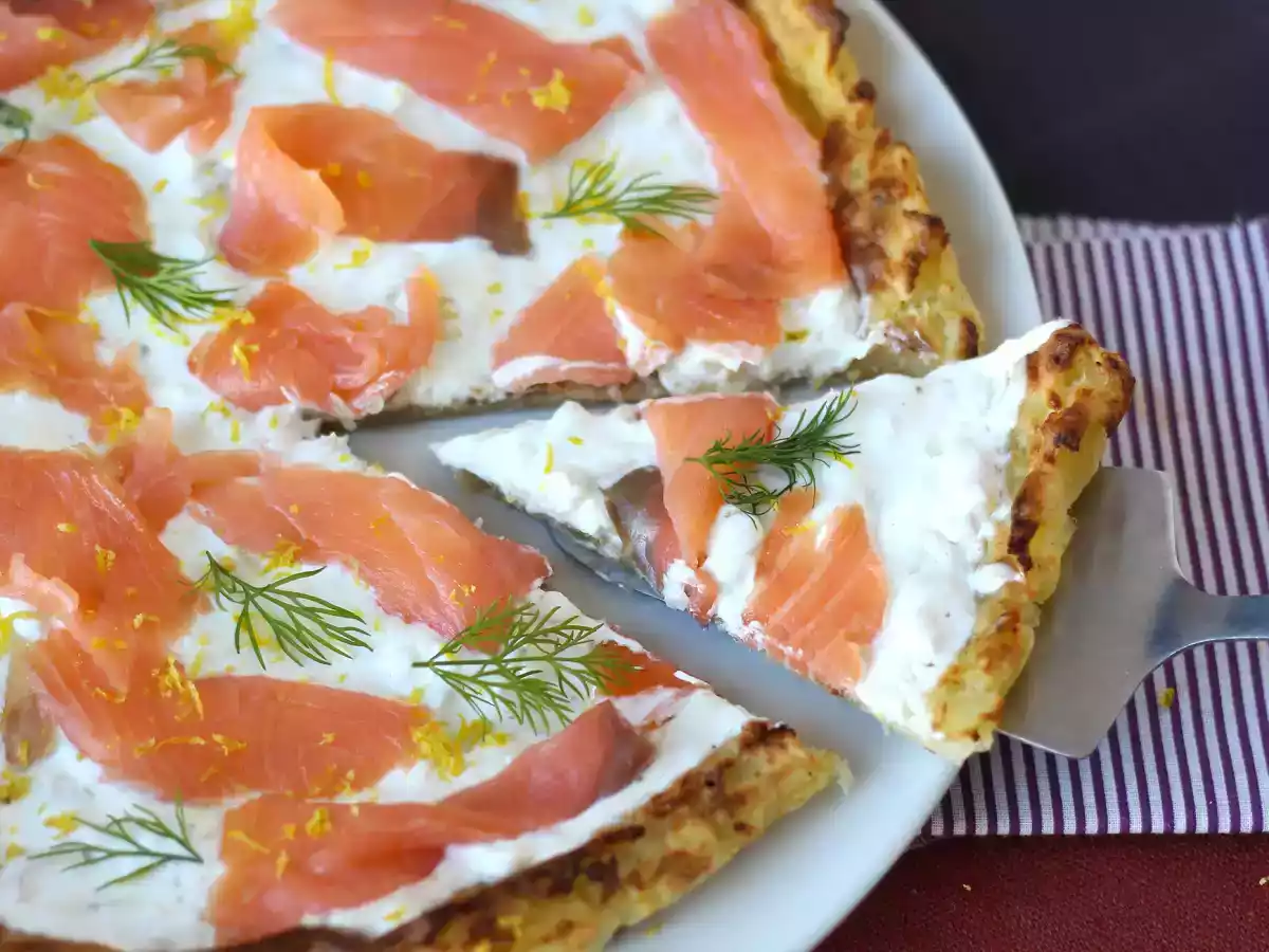 Tarta z wędzonym łososiem na ziemniaczanym spodzie - zdjęcie 3