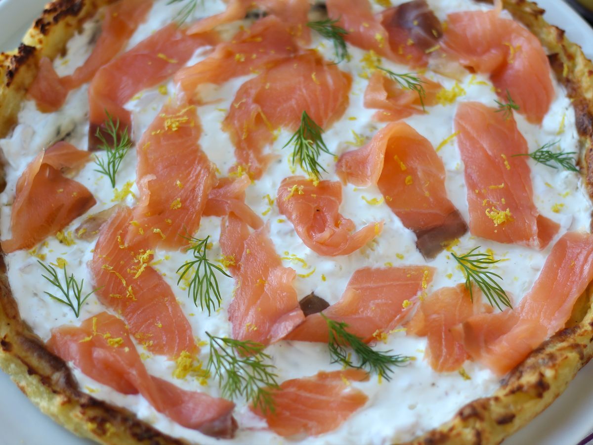 Tarta z wędzonym łososiem na ziemniaczanym spodzie - zdjęcie 4