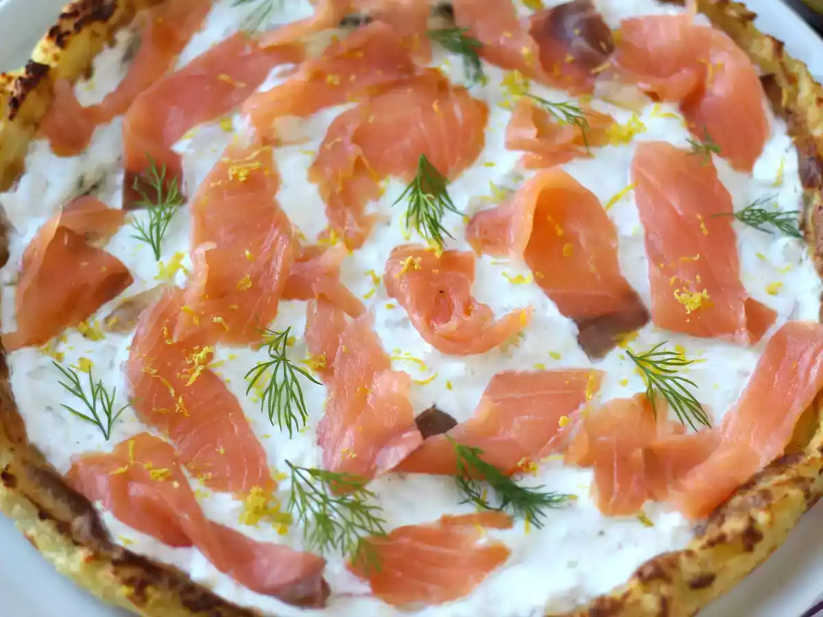 Tarta z wędzonym łososiem na ziemniaczanym spodzie - zdjęcie 4