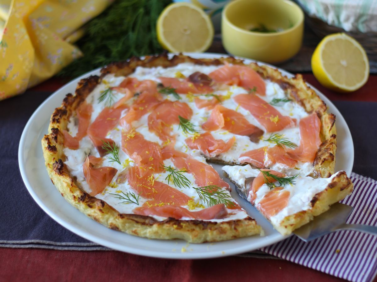 Tarta z wędzonym łososiem na ziemniaczanym spodzie - zdjęcie 5