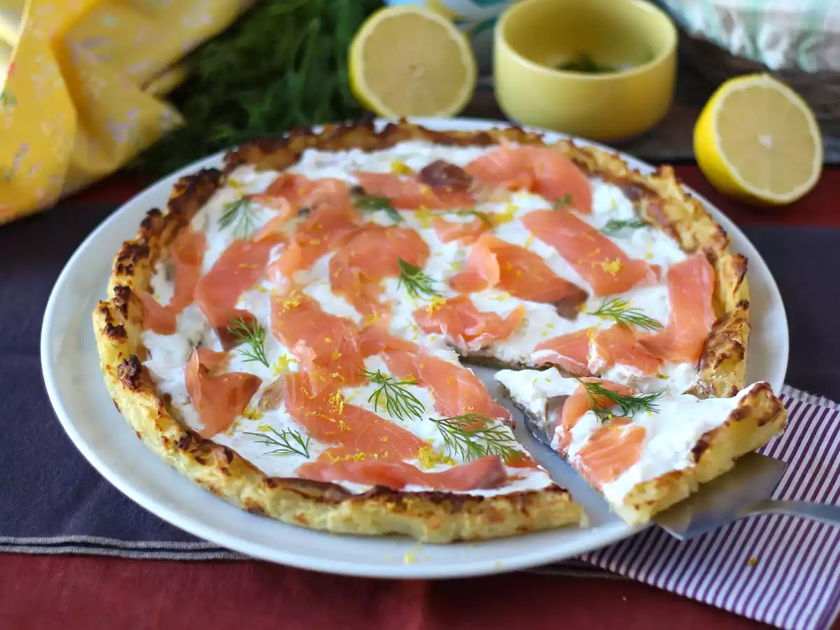 Tarta z wędzonym łososiem na ziemniaczanym spodzie - zdjęcie 5