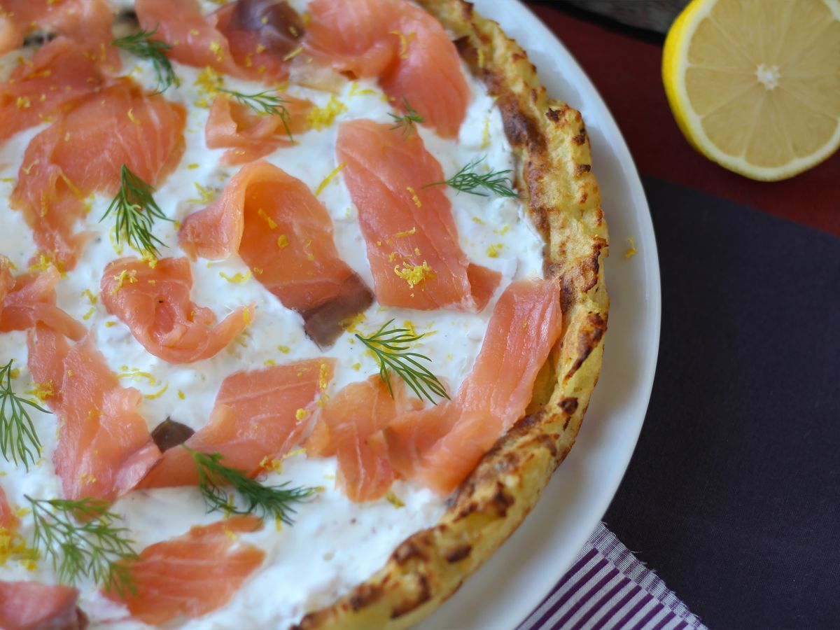 Tarta z wędzonym łososiem na ziemniaczanym spodzie - zdjęcie 6