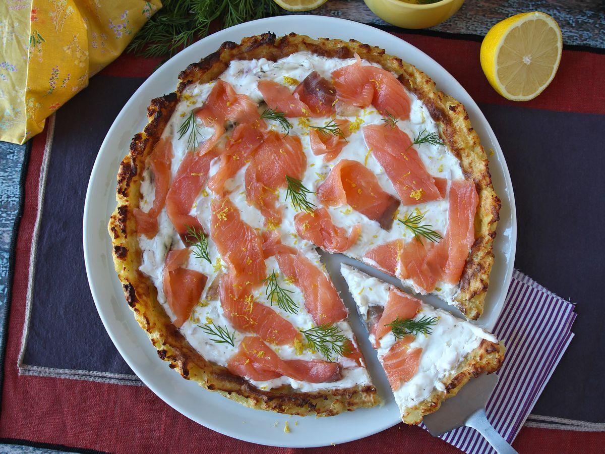 Tarta z wędzonym łososiem na ziemniaczanym spodzie - zdjęcie 7