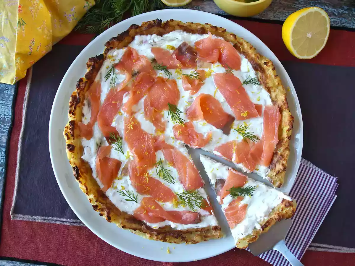 Tarta z wędzonym łososiem na ziemniaczanym spodzie - zdjęcie 7