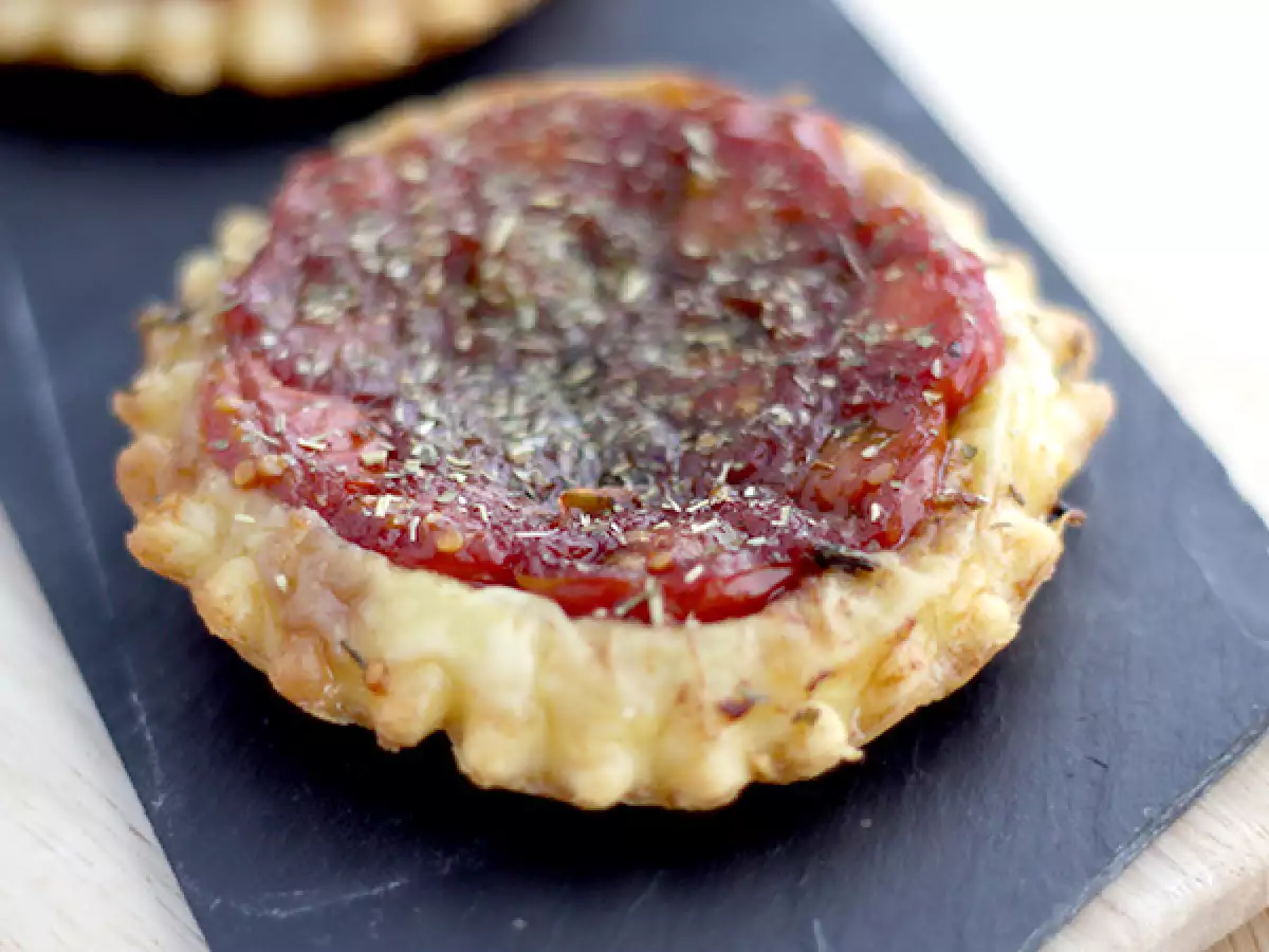 Tartaletki tatin z pomidorkami koktajlowymi