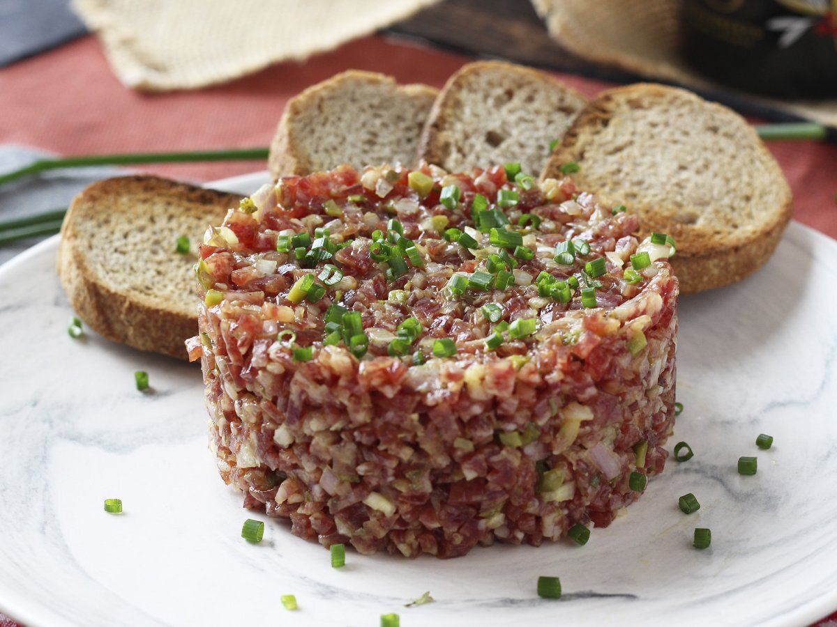 Tartar de fuet: ekspresowa wersja klasycznego tatara ze steku
