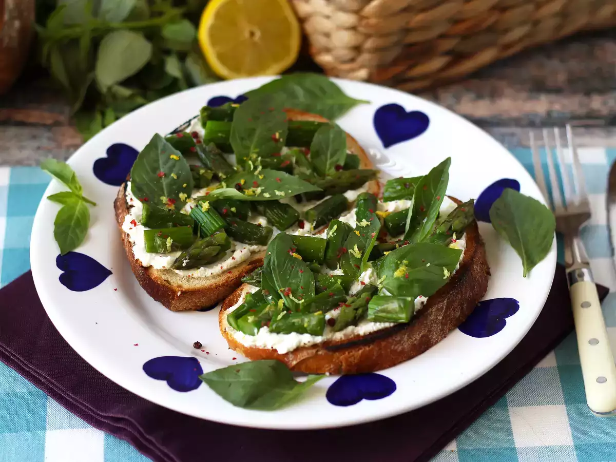 Tartinki ze szparagami, cytryną i bazyliową ricottą - zdjęcie 3