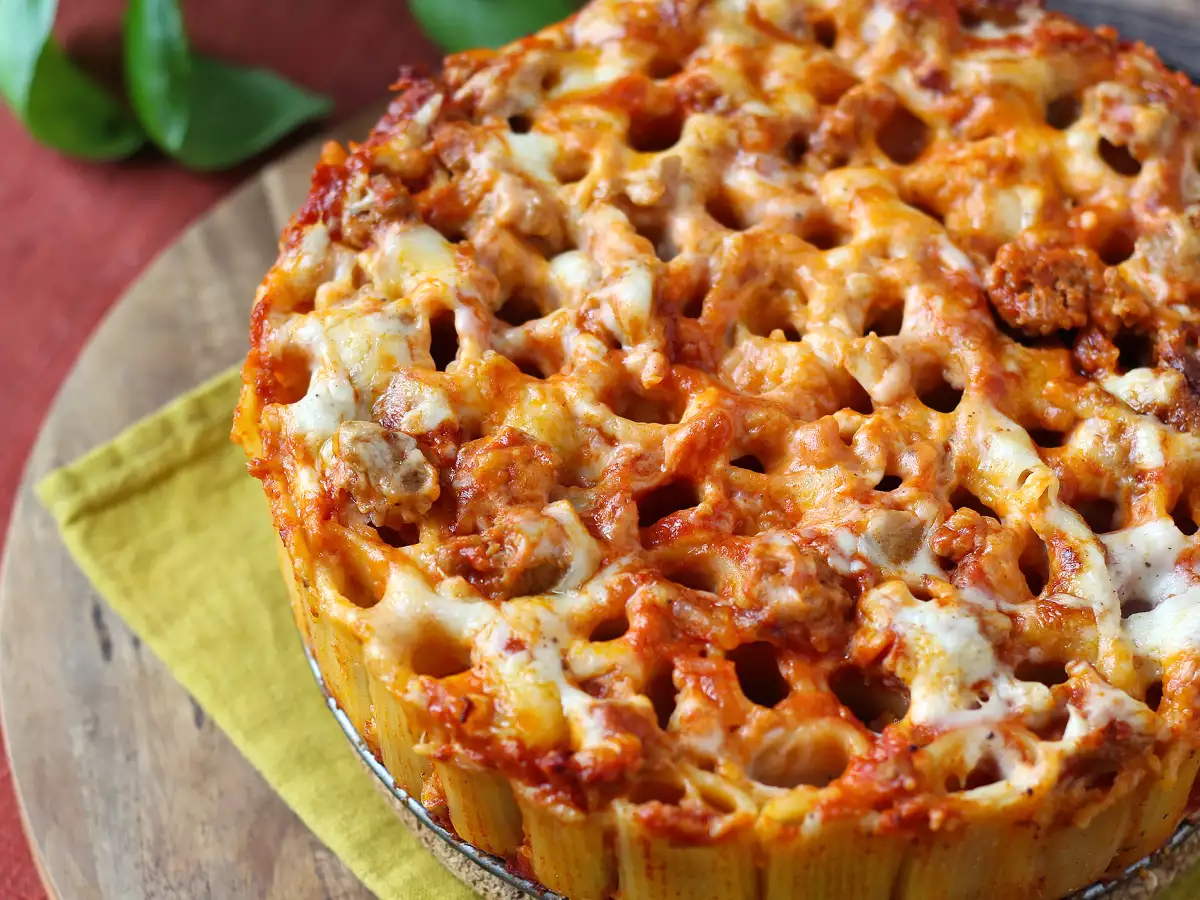 Timbal z rigatoni zapiekany w piekarniku z kiełbasą, sosem beszamelowym i mozzarellą - zdjęcie 2