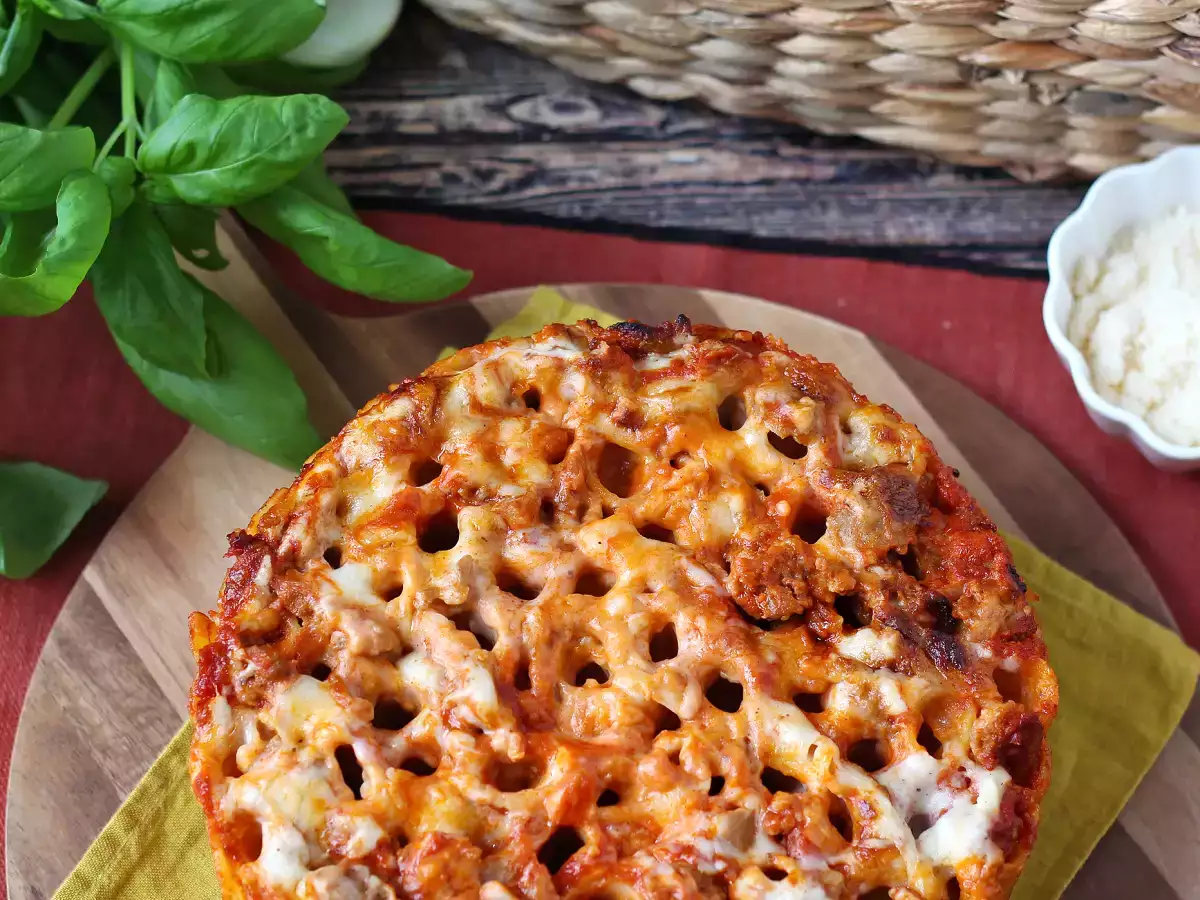 Timbal z rigatoni zapiekany w piekarniku z kiełbasą, sosem beszamelowym i mozzarellą - zdjęcie 3