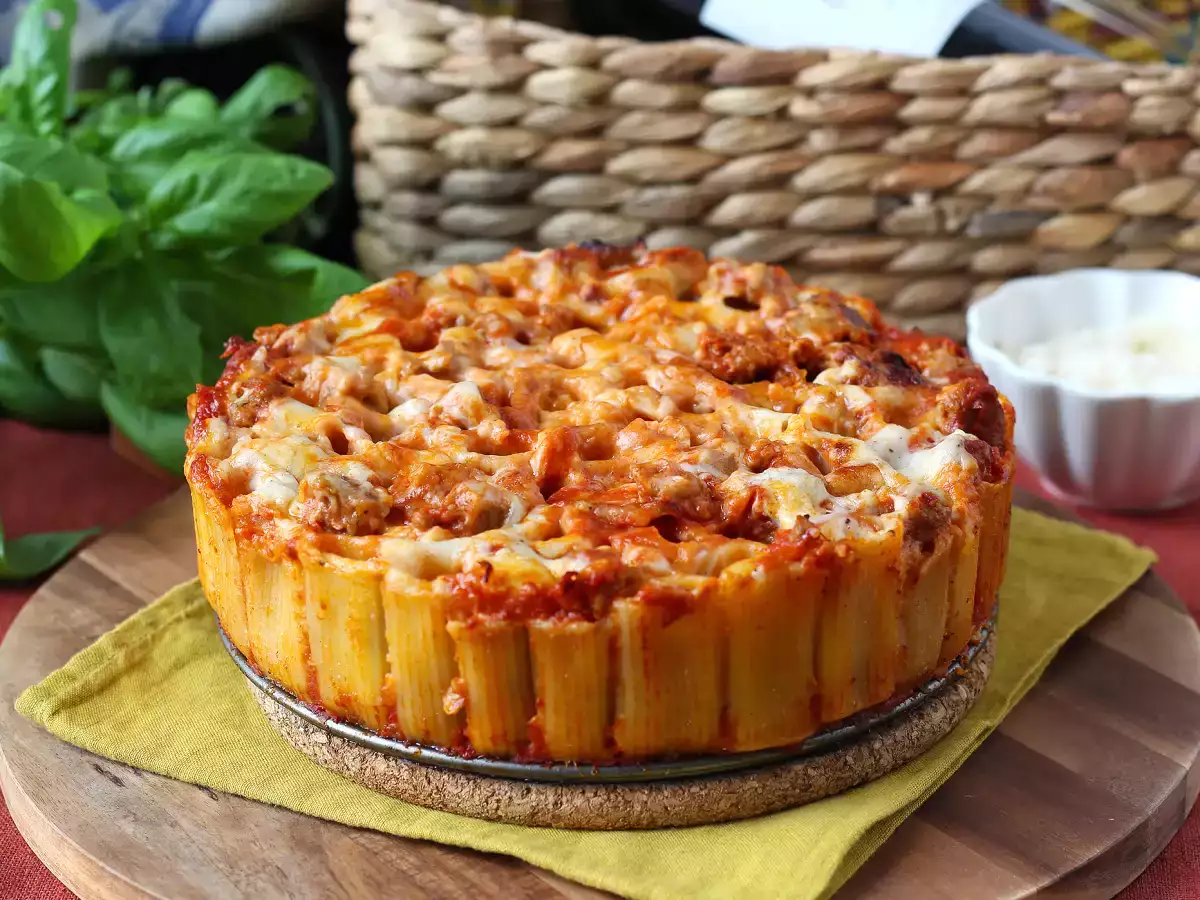 Timbal z rigatoni zapiekany w piekarniku z kiełbasą, sosem beszamelowym i mozzarellą - zdjęcie 4