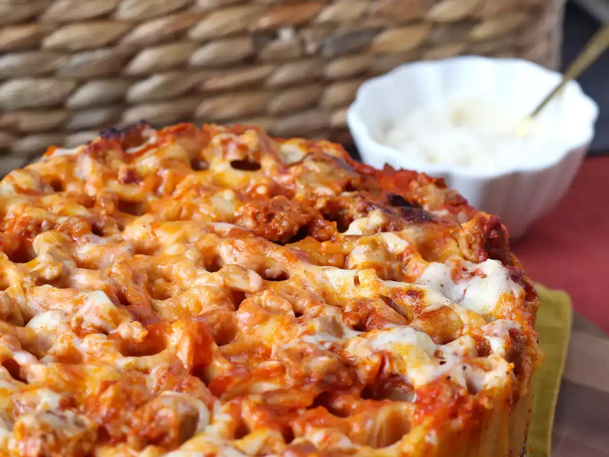 Timbal z rigatoni zapiekany w piekarniku z kiełbasą, sosem beszamelowym i mozzarellą - zdjęcie 5