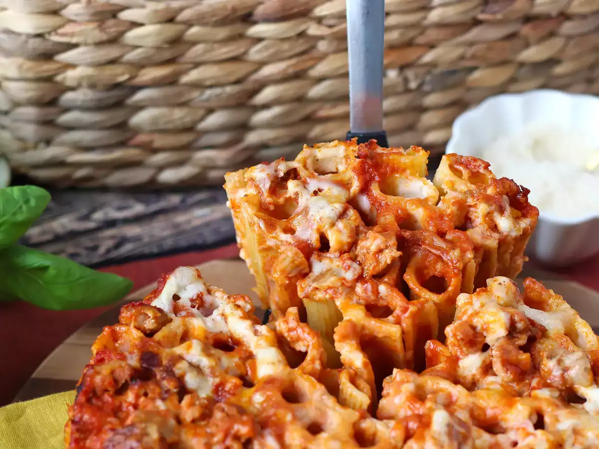 Timbal z rigatoni zapiekany w piekarniku z kiełbasą, sosem beszamelowym i mozzarellą - zdjęcie 6