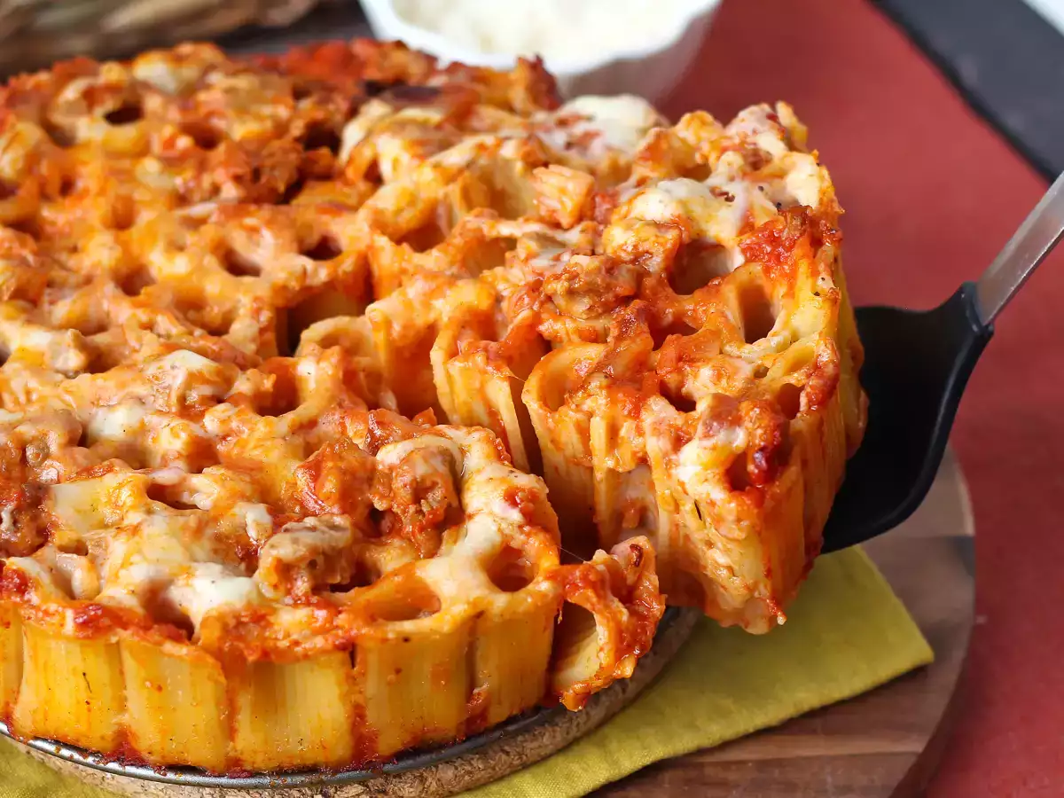 Timbal z rigatoni zapiekany w piekarniku z kiełbasą, sosem beszamelowym i mozzarellą - zdjęcie 7