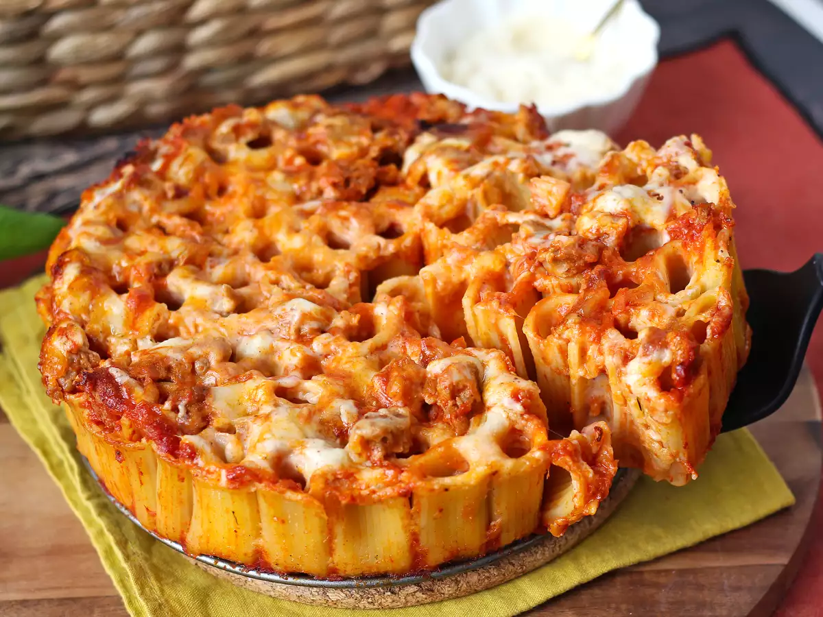 Timbal z rigatoni zapiekany w piekarniku z kiełbasą, sosem beszamelowym i mozzarellą - zdjęcie 8