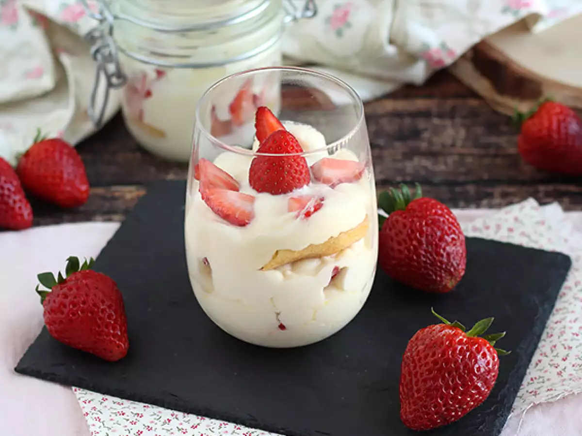 Tiramisu truskawkowe w pucharkach – mocno schłodzone