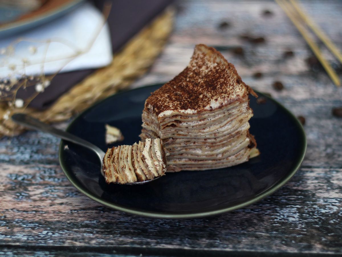 Tort naleśnikowy w stylu tiramisu z kawą i kakao