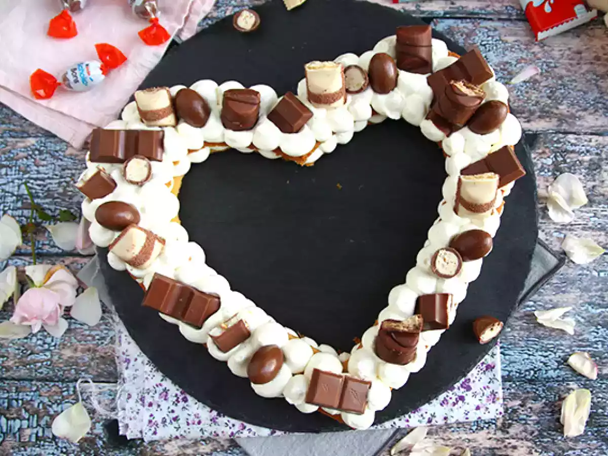 Tort sercowy z Kinder - Tarta sercowa z Kinder na Walentynki