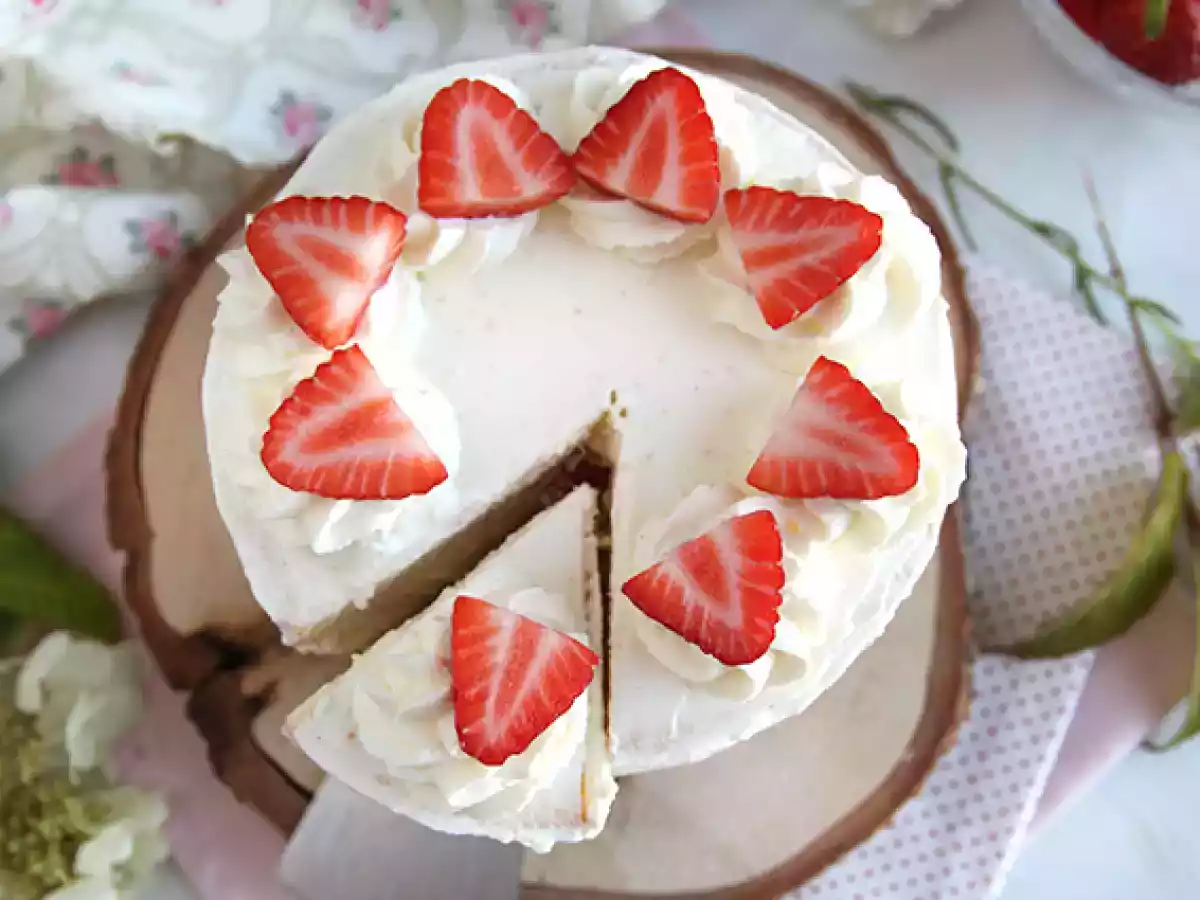 Tort warstwowy z truskawkami i kremem mascarpone - zdjęcie 3