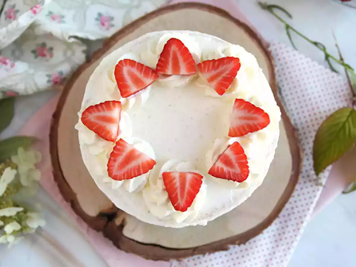 Tort warstwowy z truskawkami i kremem mascarpone - zdjęcie 6