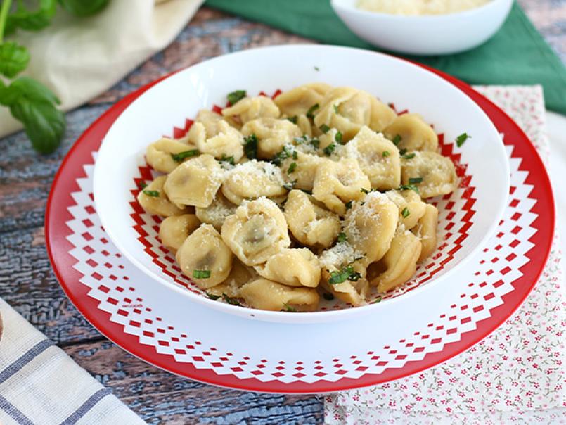 Tortellini z parmezanem, szynką i bazylią