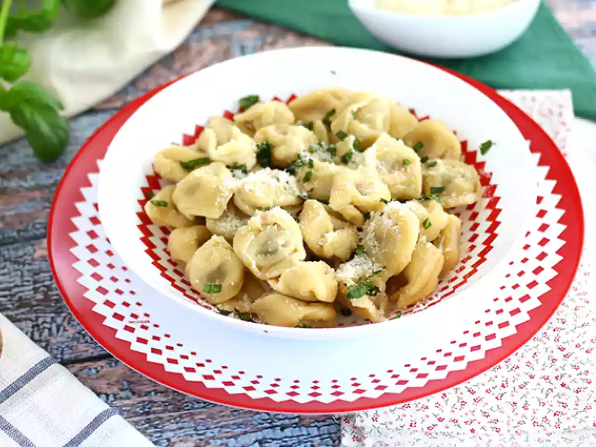 Tortellini z parmezanem, szynką i bazylią