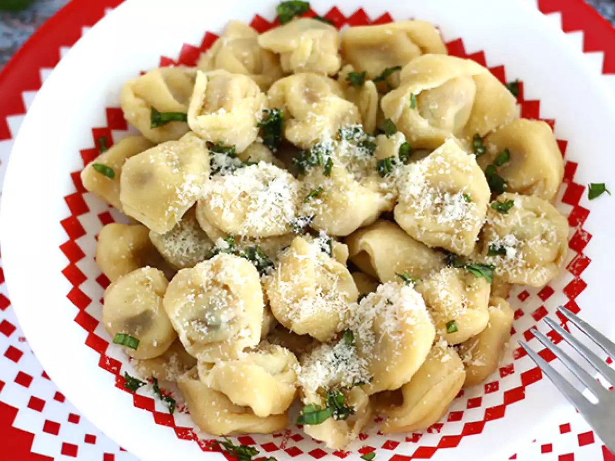 Tortellini z parmezanem, szynką i bazylią - zdjęcie 2