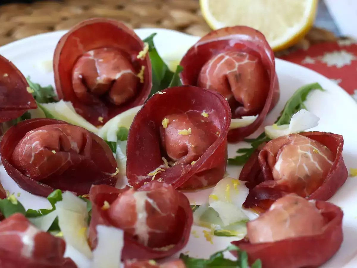 Tortelloni di bresaola nadziewane rukolą i serem ricotta: smaczne i gotowe w 10 minut!