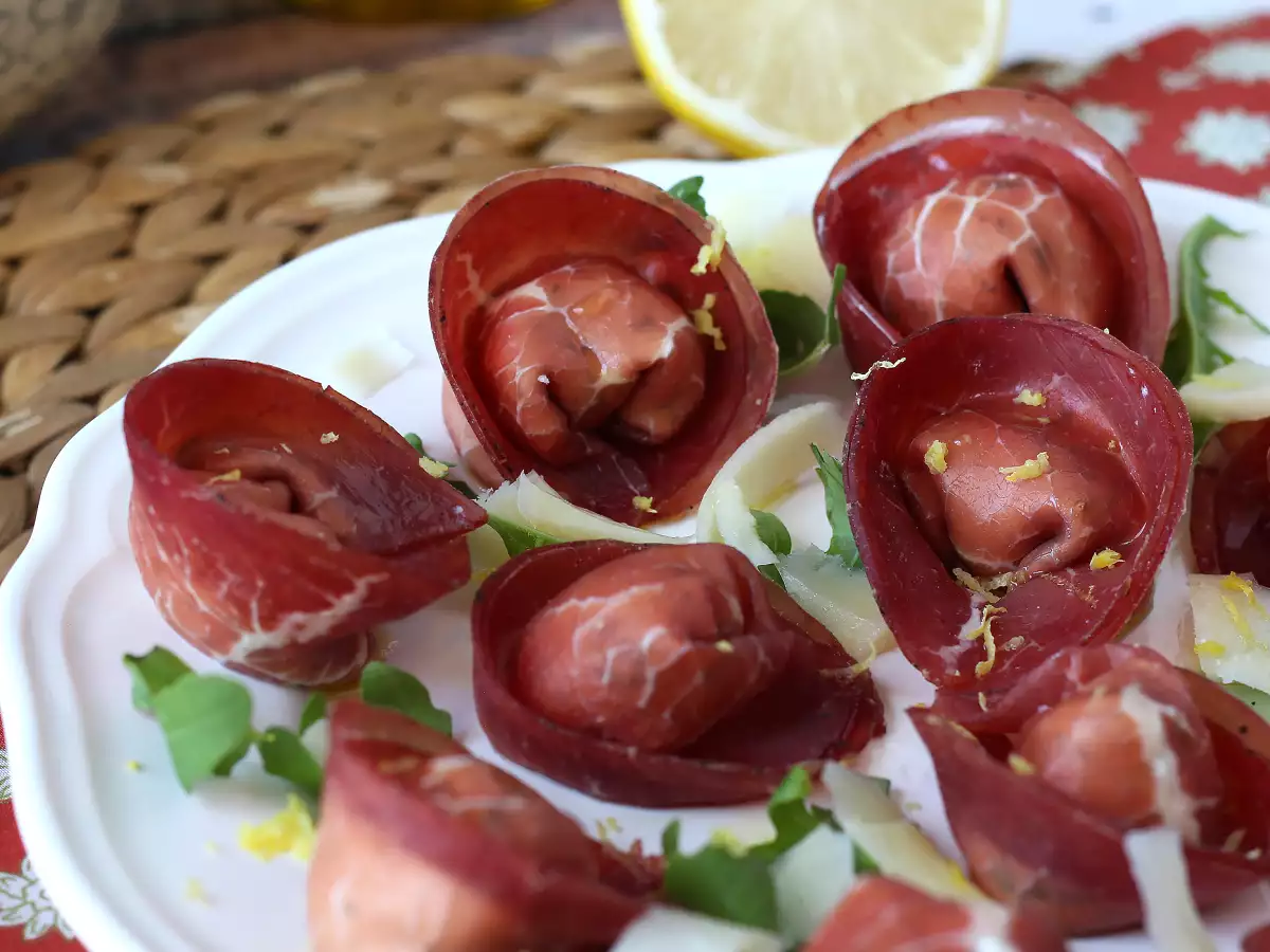 Tortelloni di bresaola nadziewane rukolą i serem ricotta: smaczne i gotowe w 10 minut! - zdjęcie 3