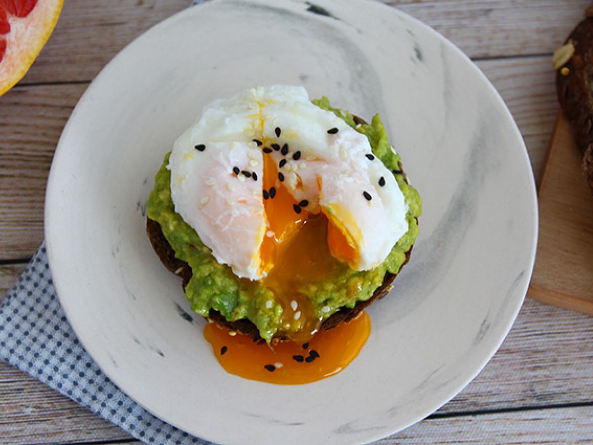 Tost z awokado i jajkiem w koszulce - Avocado toast - zdjęcie 3