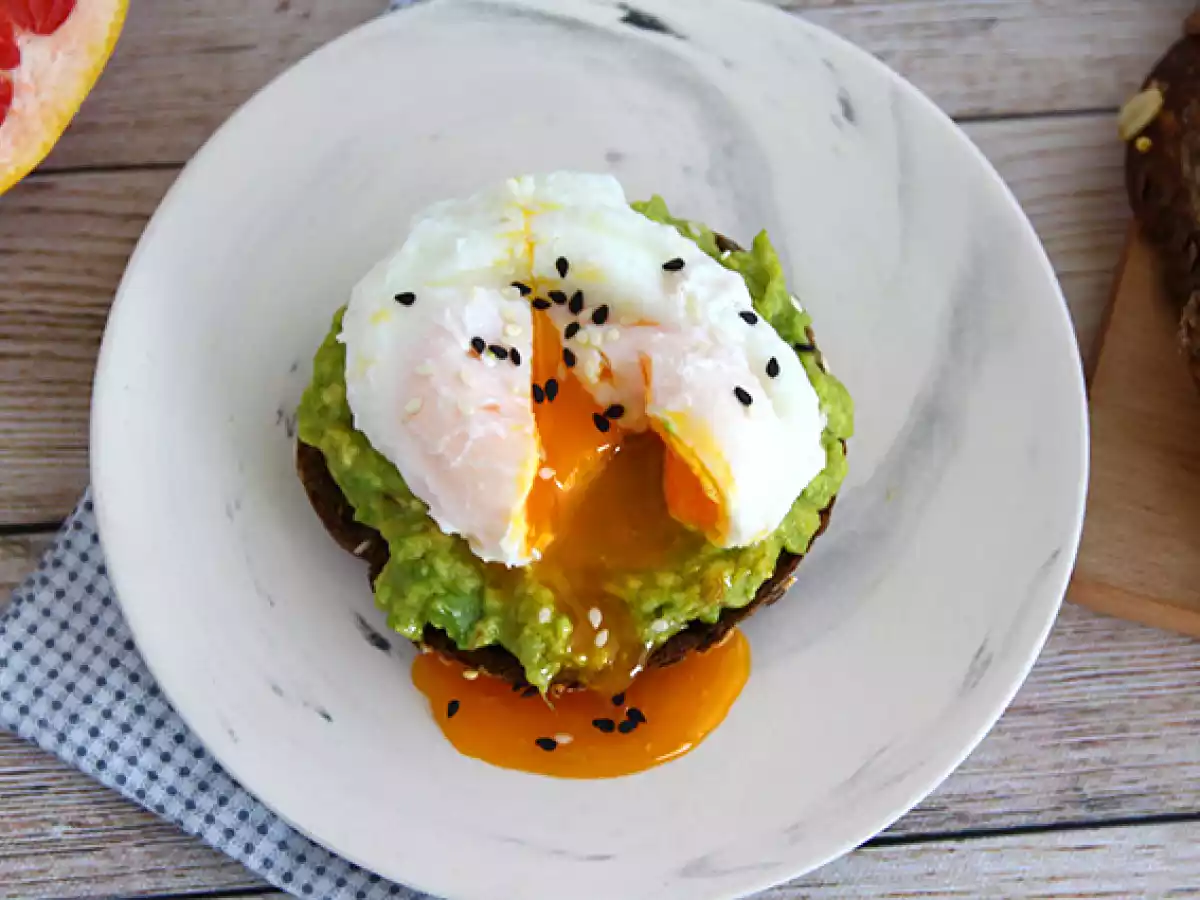 Tost z awokado i jajkiem w koszulce - Avocado toast - zdjęcie 3