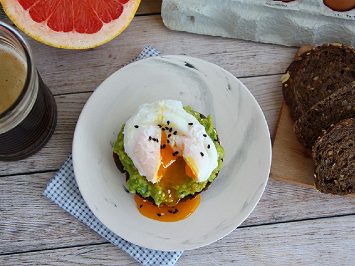Tost z awokado i jajkiem w koszulce - Avocado toast - zdjęcie 4