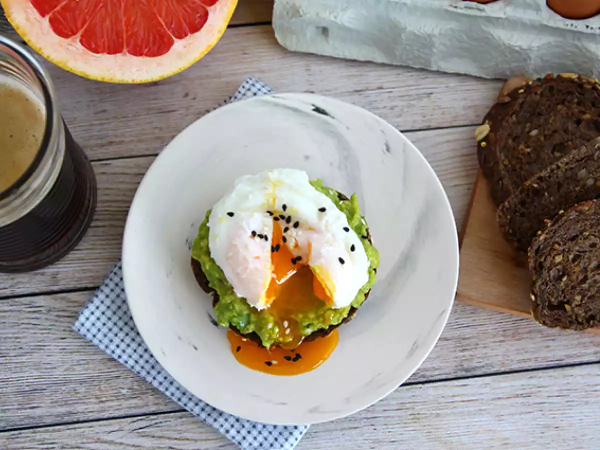 Tost z awokado i jajkiem w koszulce - Avocado toast - zdjęcie 4