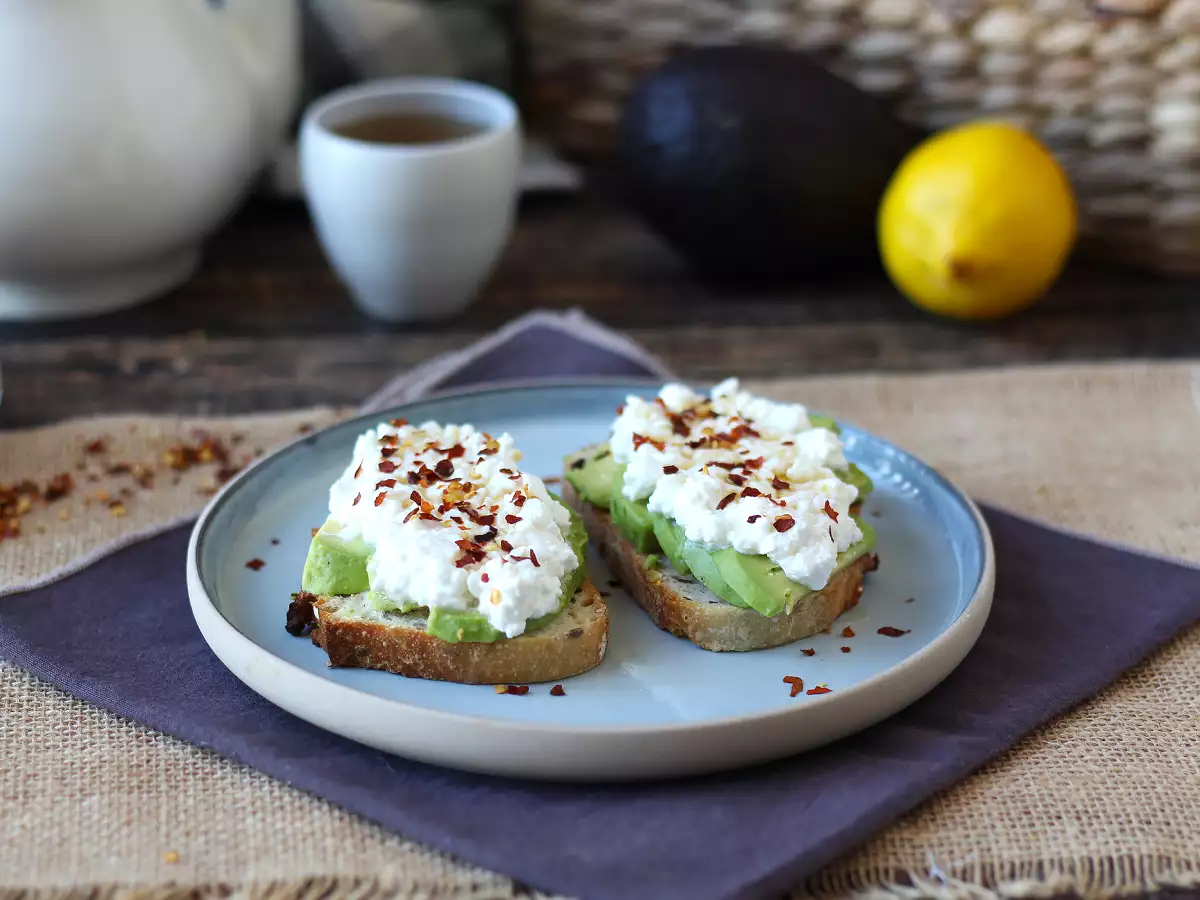 Tost z awokado i twarogiem z pikantnym miodem - zdjęcie 3