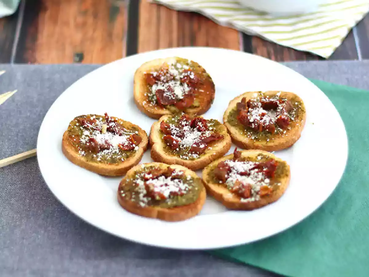 Tosty z pesto, parmezanem i suszonymi pomidorami
