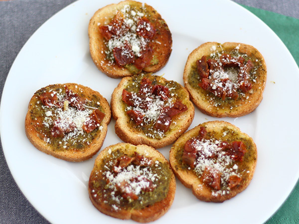 Tosty z pesto, parmezanem i suszonymi pomidorami - zdjęcie 2