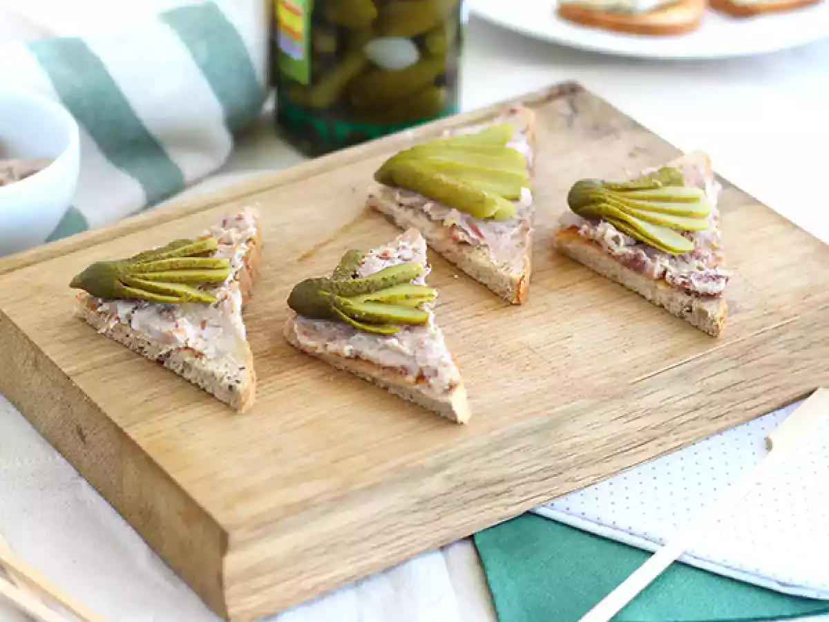 Tosty z rillettes i korniszonami