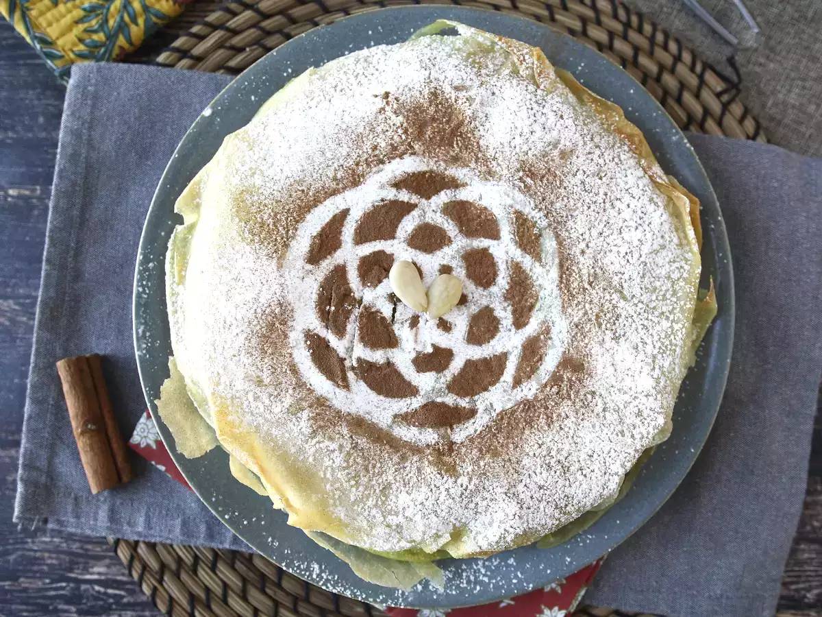 Tradycyjne marokańskie ciasto z cegiełkami, kurczakiem i przyprawami - zdjęcie 2