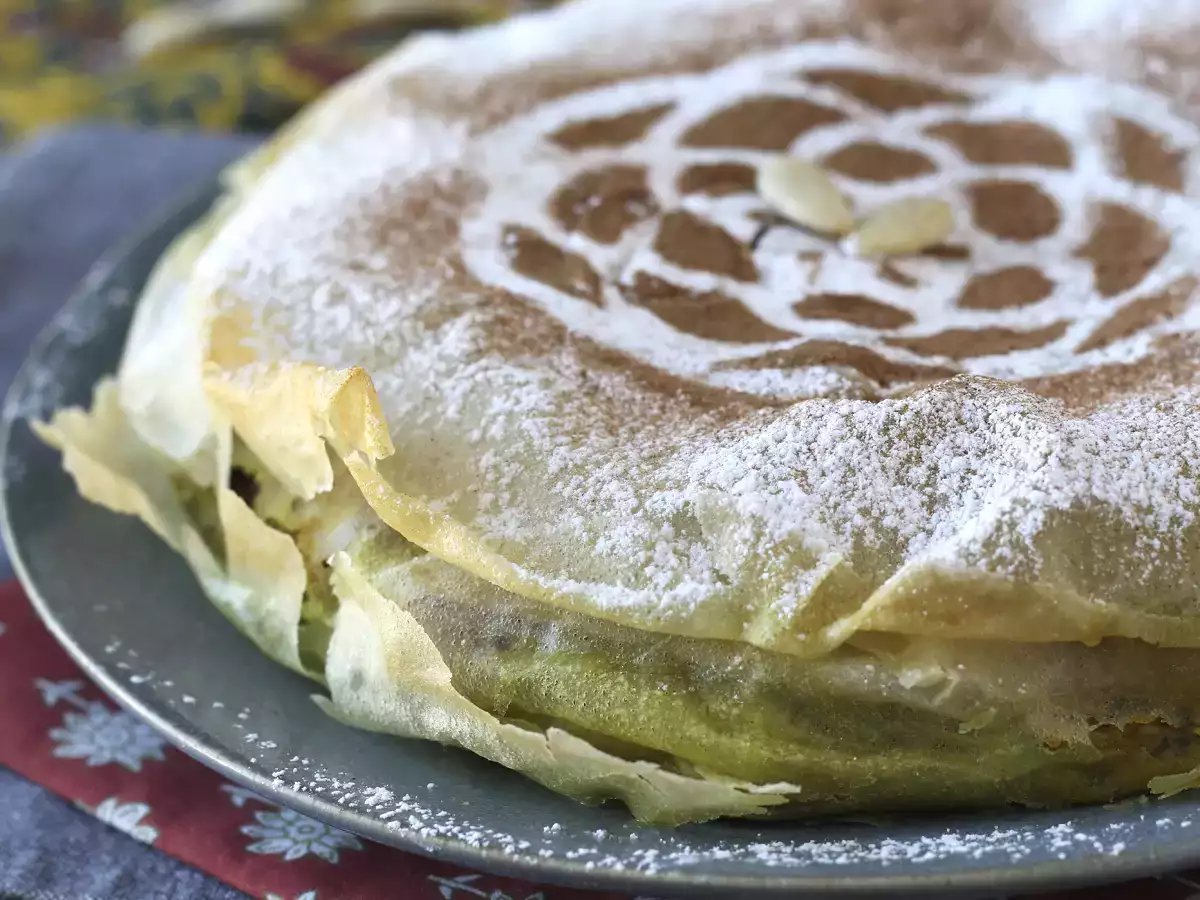 Tradycyjne marokańskie ciasto z cegiełkami, kurczakiem i przyprawami - zdjęcie 4