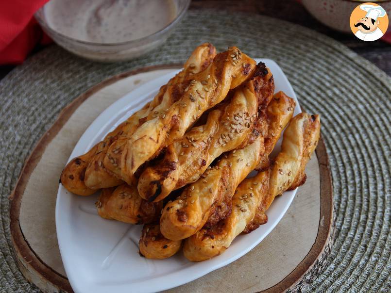 Twist z ciasta francuskiego z pesto rosso i mozzarellą
