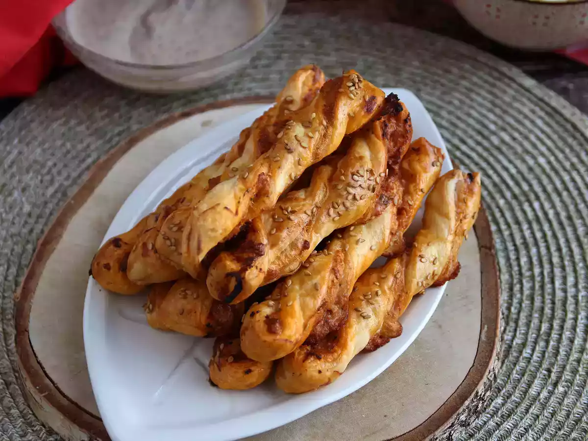 Twist z ciasta francuskiego z pesto rosso i mozzarellą