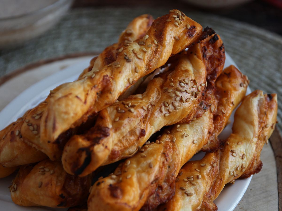 Twist z ciasta francuskiego z pesto rosso i mozzarellą - zdjęcie 3